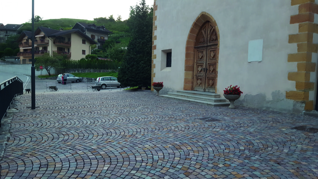 Il sagrato della chiesa di Ivano Fracena
