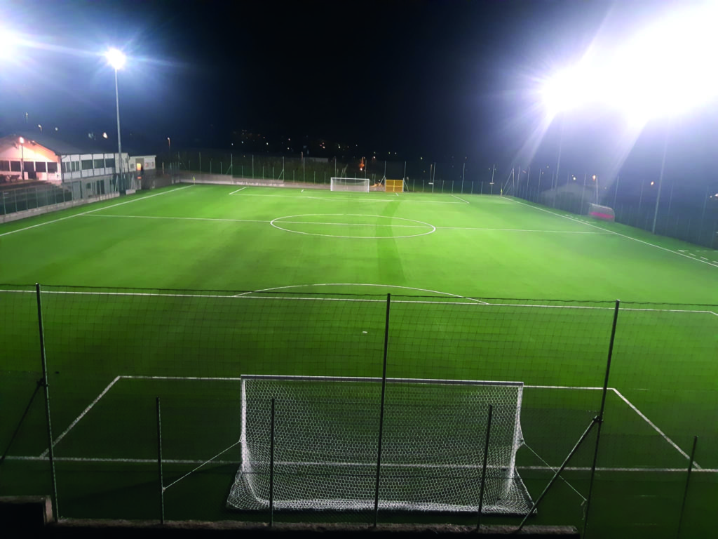 Il campo da calcio con copertura sintetica ad Agnedo