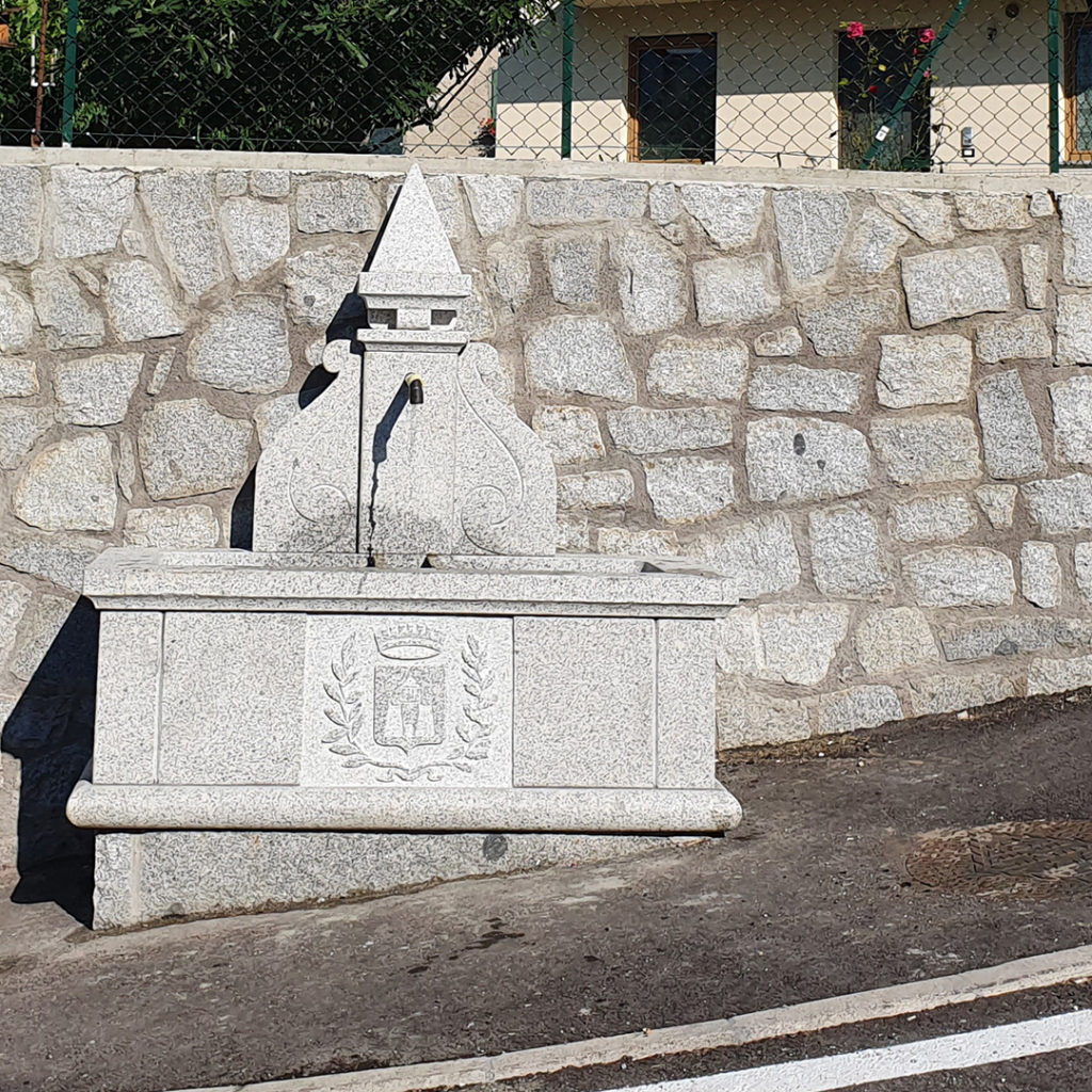 La fontana all'incrocio fra via Cenone e via Carzano